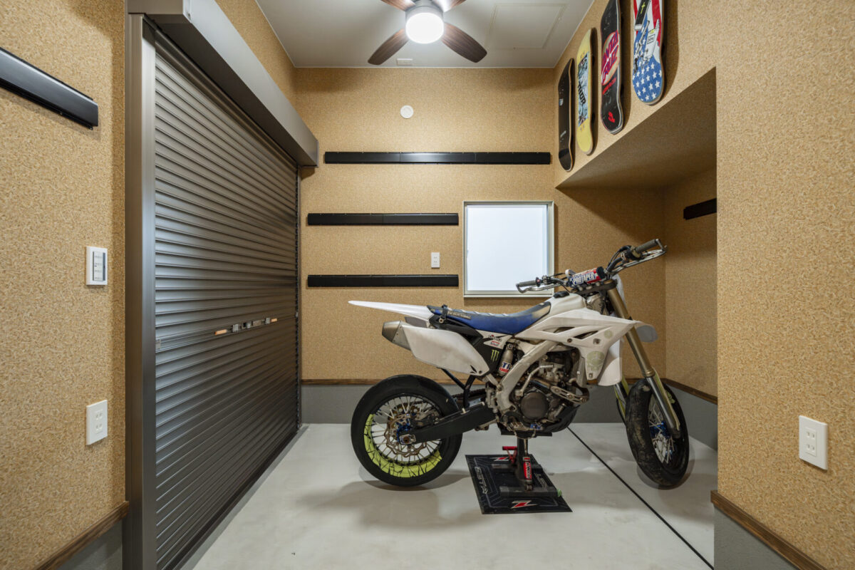 愛車と暮らす、家族の成長に寄り添う家。