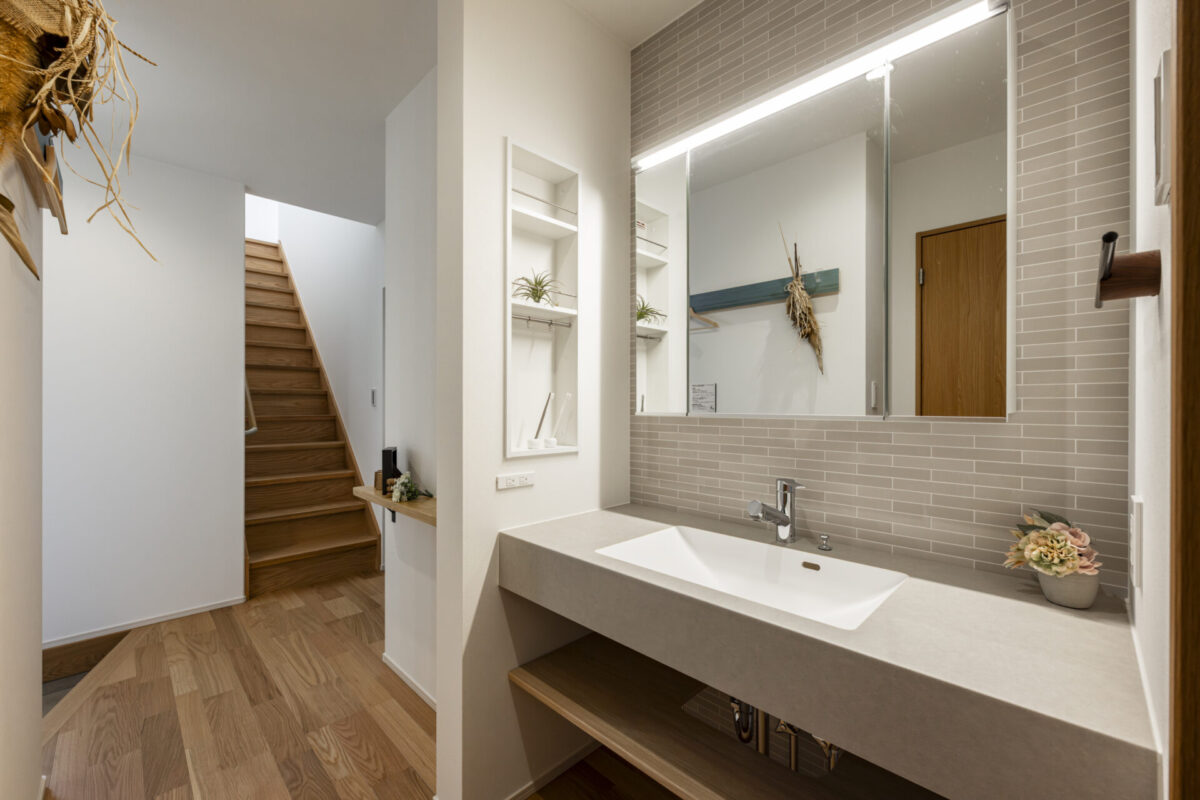 コンパクトでも明るく開放的、吹抜けとトレーニングルームのある家。