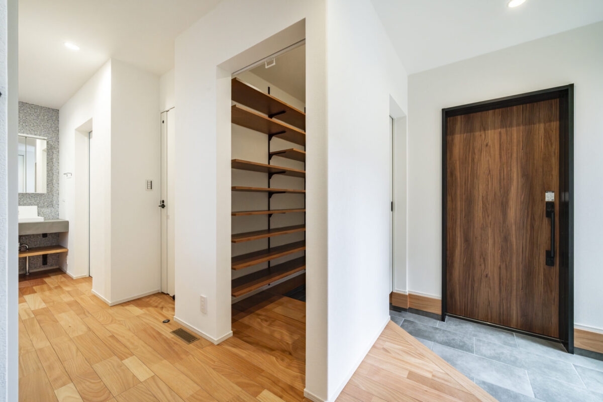 愛車と暮らす、家族の成長に寄り添う家。