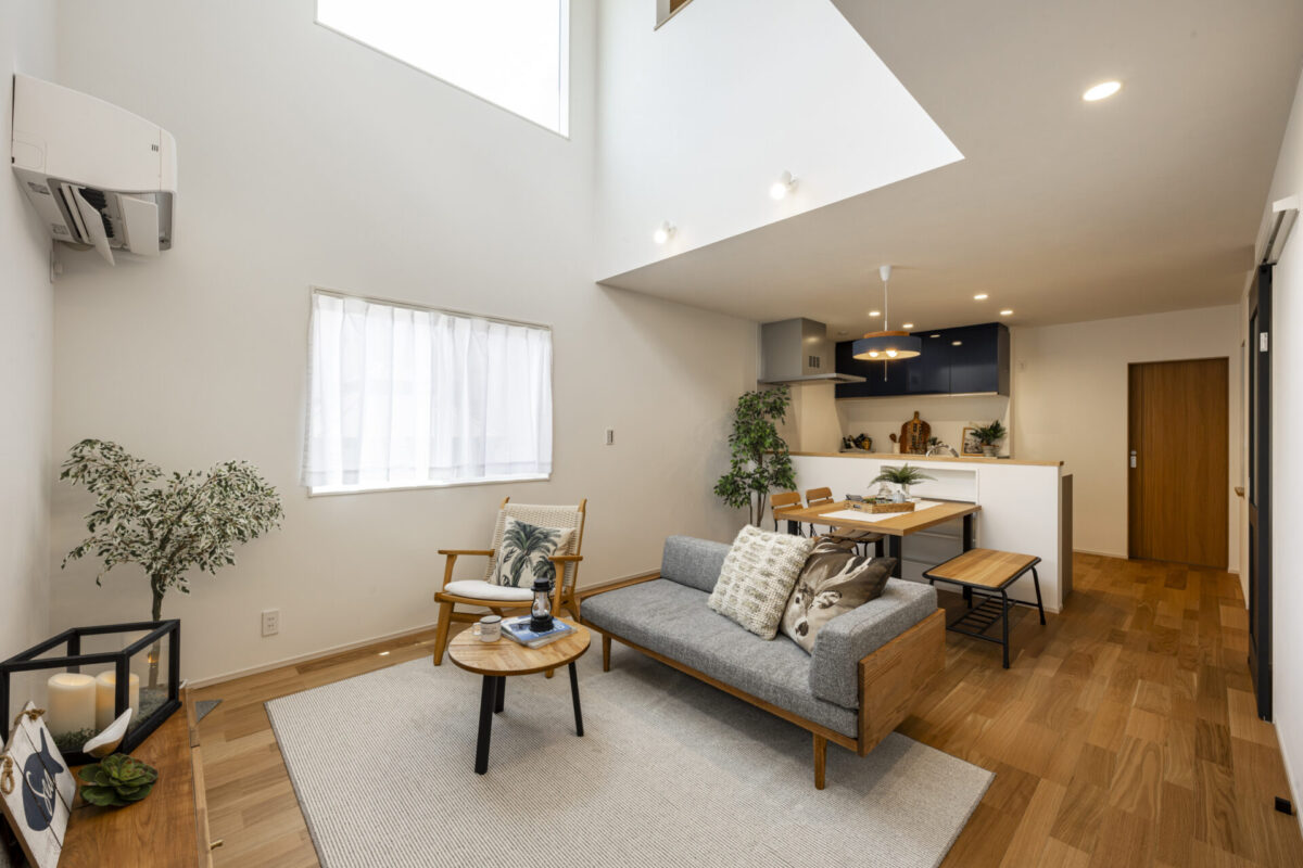 コンパクトでも明るく開放的、吹抜けとトレーニングルームのある家。