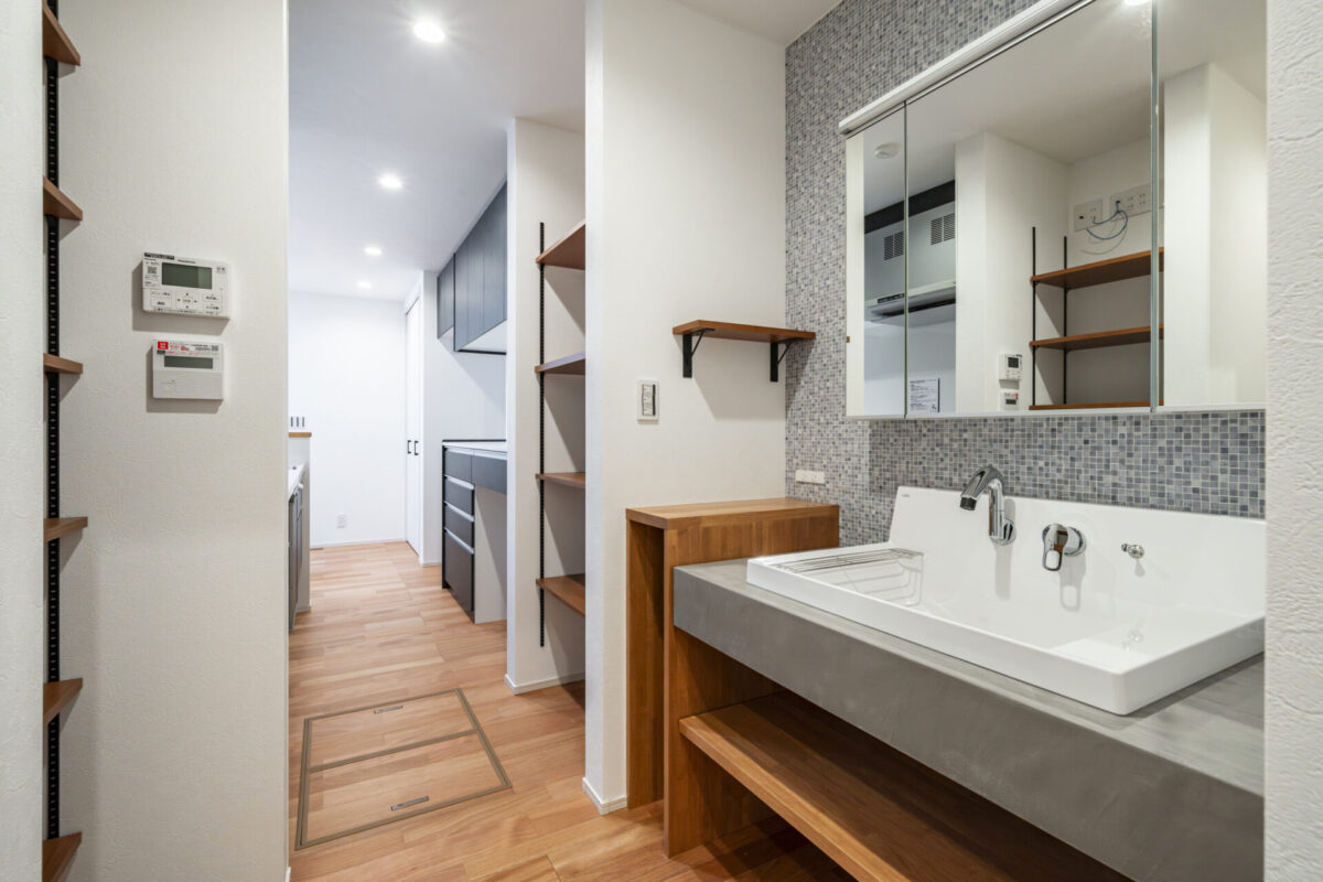 愛車と暮らす、家族の成長に寄り添う家。