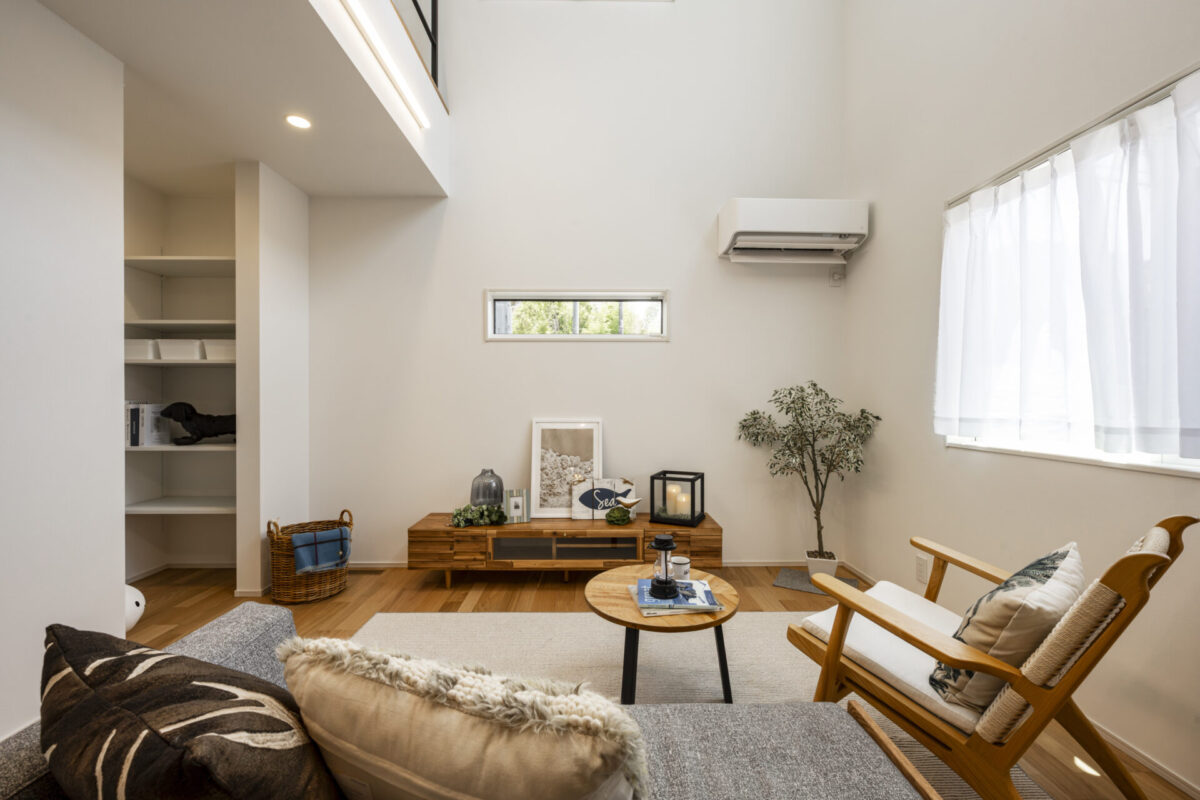 コンパクトでも明るく開放的、吹抜けとトレーニングルームのある家。