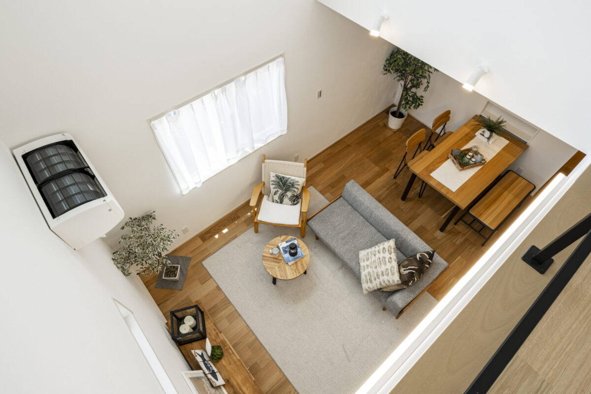 コンパクトでも明るく開放的、吹抜けとトレーニングルームのある家。