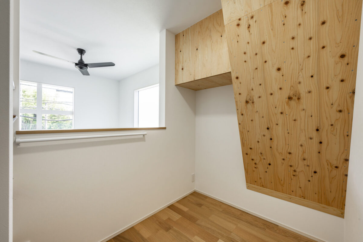 コンパクトでも明るく開放的、吹抜けとトレーニングルームのある家。