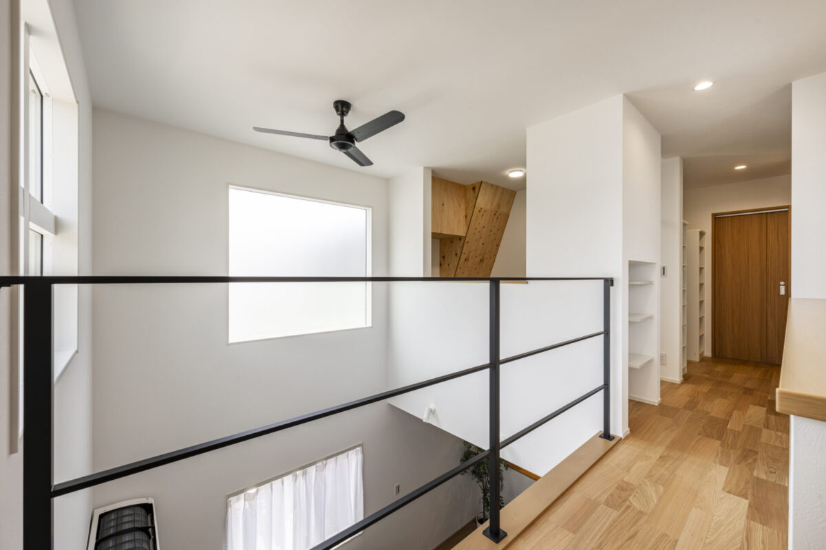 コンパクトでも明るく開放的、吹抜けとトレーニングルームのある家。